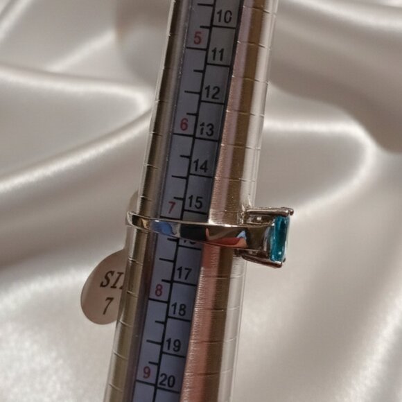 Blue Topaz 2 Carat Solitaire Silver Tone Fashion Ring Size 7 NWOT - Picture 7 of 8